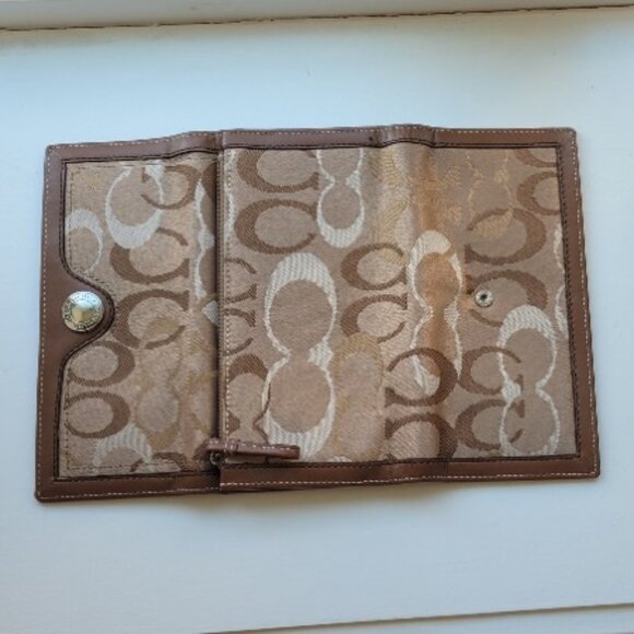 Coach Signature Tri-Fold Wallet - Picture 15 of 16